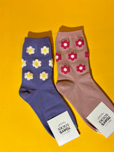 Load image into Gallery viewer, Flower power crew socks
